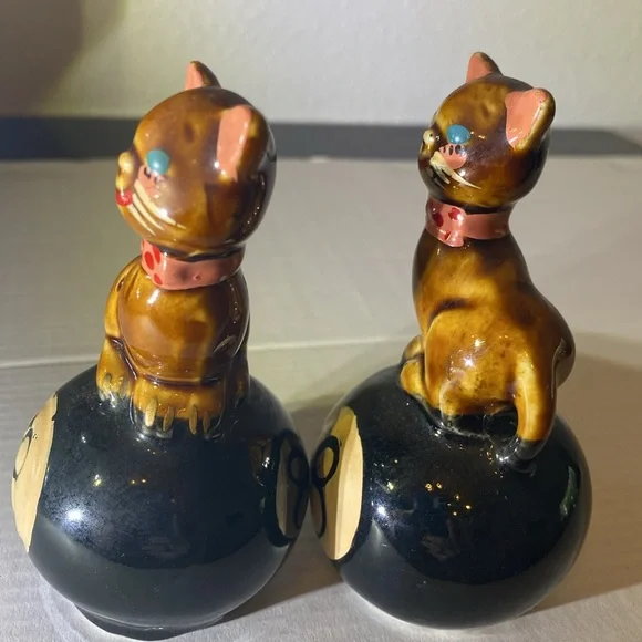 Vintage 50’s Hex Pussycats atop 8 Balls “ They Ward Evil Away” Salt & Pepper Set - Picture 4 of 11